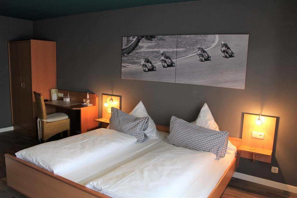 Hotel & Restaurant Huellen Barweiler ภายนอก รูปภาพ